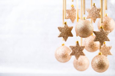Noel süsleri altın yıldız ve balo.