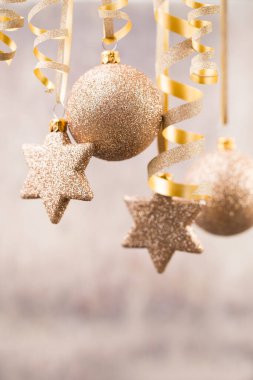 Noel süsleri altın yıldız ve balo.