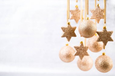 Noel süsleri altın yıldız ve balo.