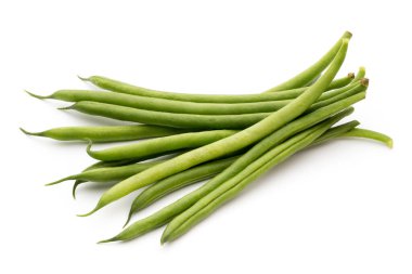 Beyaz arkaplanda yeşil fasulyeler izole edilmiş..