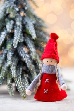 Bokeh arka planında Noel ağacı süslemeleri.