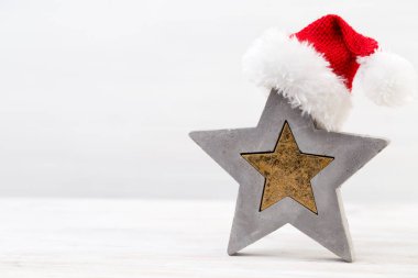 Noel dekoru ve Noel Baba şapkası. Noel tebrik kartı..