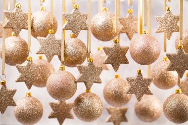 Noel süsleri altın yıldız ve balo.