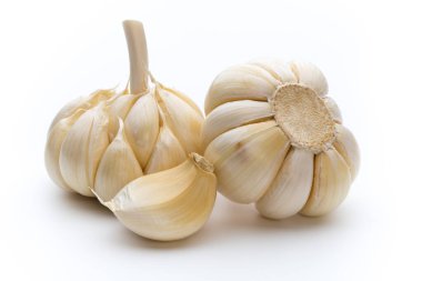Sarımsak beyaz arka planda izole edilmiş..
