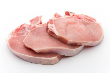 Beyaz arka planda izole edilmiş taze çiğ biftek..