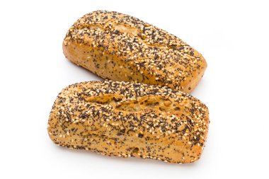 Beyaz zeminde izole edilmiş taze pişmiş ekmek..