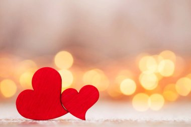 Sevgililer Günü tebrik kartı. Gri arka planda kırmızı kalp.