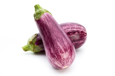 Beyaz bir arka planda taze patlıcan..