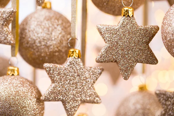 Noel Süsleri Altın Yıldız Balo — Stok fotoğraf