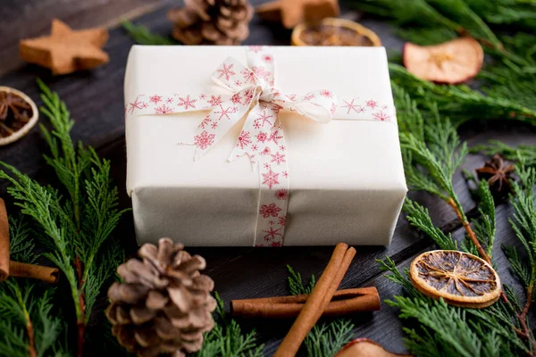 Рождественский Подарок Старинном Деревянном Фоне — стоковое фото