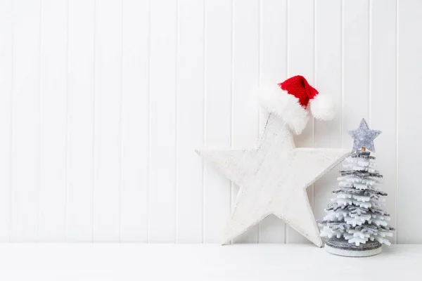 白色木制背景的圣诞装饰 — 图库照片
