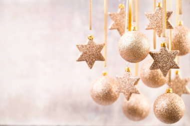 Noel süsleri altın yıldız ve balo.