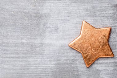 Gri arka planda Noel ahşabı süslemeleri.