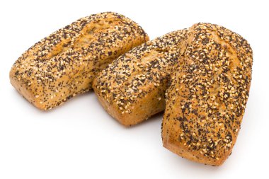 Beyaz zeminde izole edilmiş taze pişmiş ekmek..