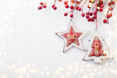 Beyaz arka planda Noel süslemeleri.