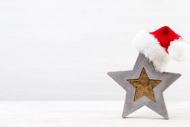 Noel dekoru ve Noel Baba şapkası. Noel tebrik kartı..