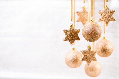 Noel süsleri altın yıldız ve balo.