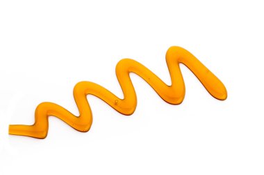 Beyaz arkaplanda bal damlası izole edildi.