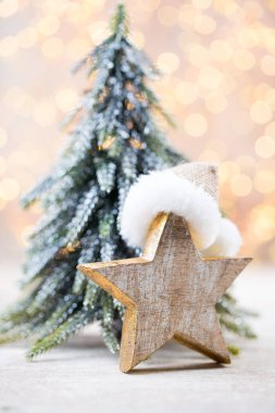 Bokeh arka planında Noel ağacı süslemeleri.