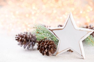 Bokeh arka planında Noel ahşabı süslemeleri.