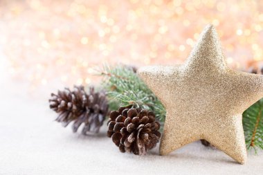 Bokeh arka planında Noel ahşabı süslemeleri.