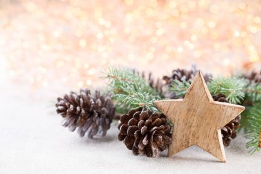 Bokeh arka planında Noel ahşabı süslemeleri.