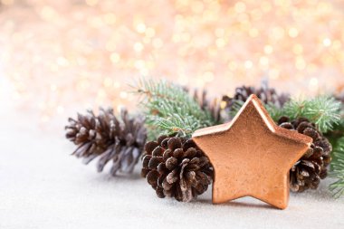 Bokeh arka planında Noel ahşabı süslemeleri.