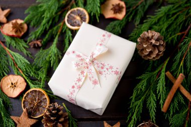 Antika ahşap arka planda Noel hediyesi.