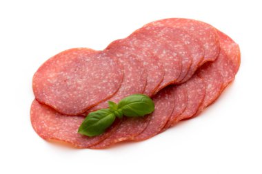 Beyaz arka planda izole edilmiş salam tütsülenmiş sosis dilimleri.