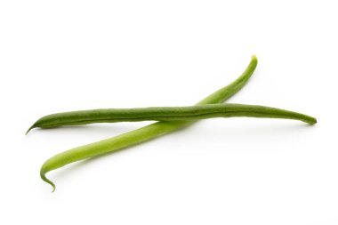 Beyaz arkaplanda yeşil fasulyeler izole edilmiş..