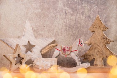 Ahşap bir arka planda Noel ağacı süslemeleri. Bokeh süslemeleriyle.
