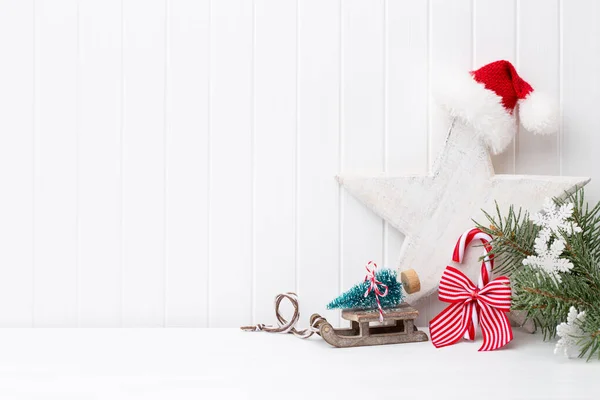 白色木制背景的圣诞装饰 — 图库照片