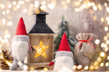 Cüceli Noel feneri dekoru. Tatil tebrik kartı..