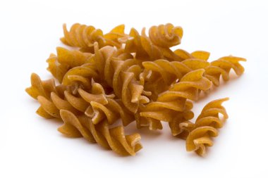 Beyaz arkaplanda izole edilmiş makarna.