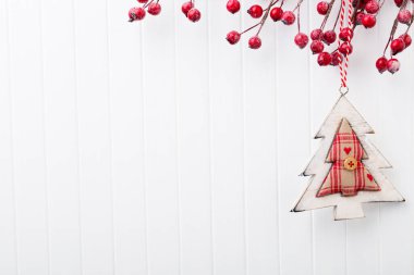 Beyaz arka planda Noel süslemeleri.