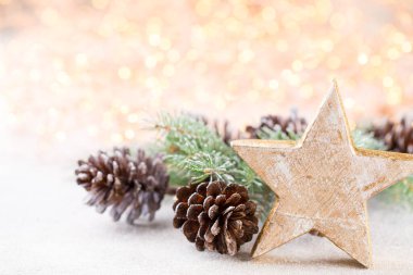 Bokeh arka planında Noel ahşabı süslemeleri.