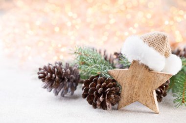 Bokeh arka planında Noel ahşabı süslemeleri.