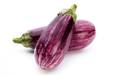 Beyaz bir arka planda taze patlıcan..