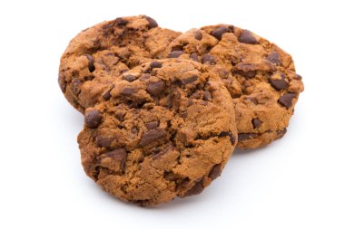 Beyaz arkaplanda izole edilmiş çikolatalı kurabiye.