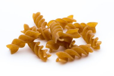 Beyaz arkaplanda izole edilmiş makarna.