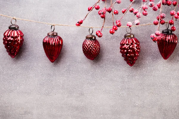 Grinalda Natal Com Bola Vermelha Fundo Cinza — Fotografia de Stock