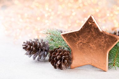 Bokeh arka planında Noel ahşabı süslemeleri.