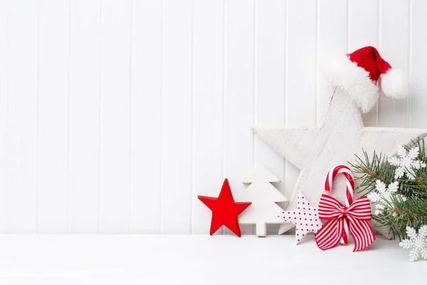 白い木の背景にクリスマスの装飾 — ストック写真