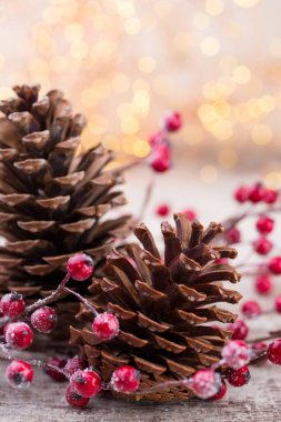Kırmızı böğürtlenli Noel konisi.