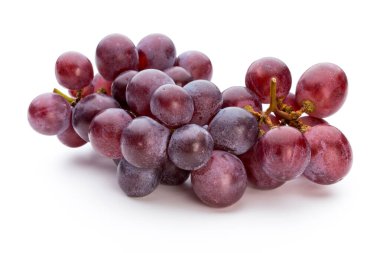 Olgun kırmızı üzüm, beyaza izole edilmiş..