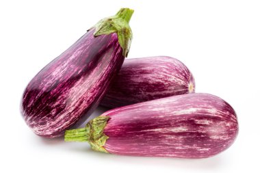 Beyaz bir arka planda taze patlıcan..