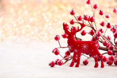 Bokeh arka planında Noel ahşabı süslemeleri.