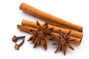Karanfil, anason ve tarçın beyaz arkaplanda izole edilmiş. 