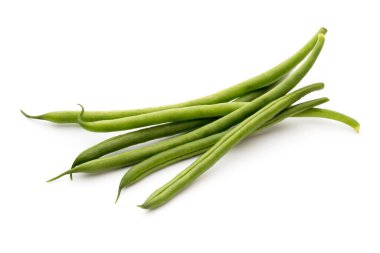 Beyaz arkaplanda yeşil fasulyeler izole edilmiş..