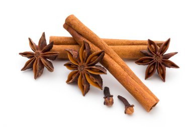 Karanfil, anason ve tarçın beyaz arkaplanda izole edilmiş. 